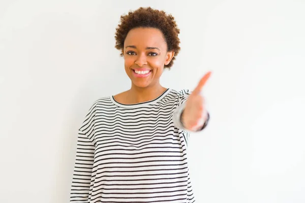 Jovem Bela Mulher Afro Americana Vestindo Listras Suéter Sobre Fundo — Fotografia de Stock