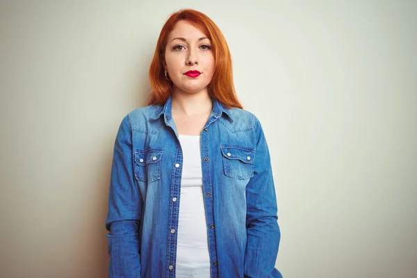 Joven Mujer Pelirroja Hermosa Con Camisa Mezclilla Pie Sobre Fondo —  Fotos de Stock