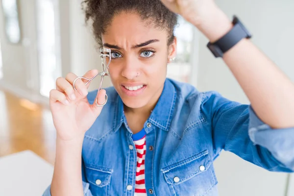 Jovem Afro Americana Usando Cílios Curler Irritado Frustrado Gritando Com — Fotografia de Stock