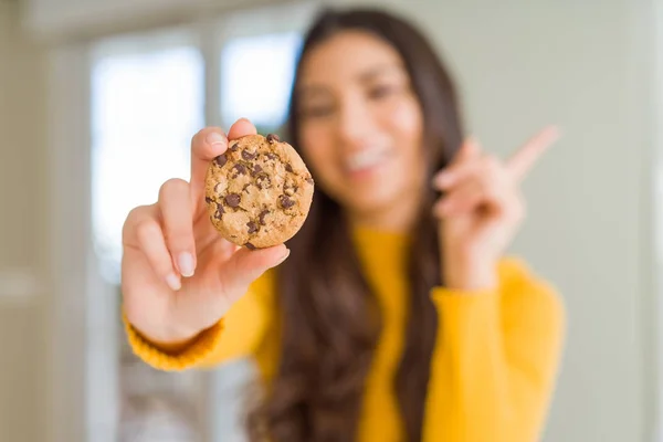 Junge Frau Isst Schoko Chips Kekse Hause Sehr Glücklich Und — Stockfoto