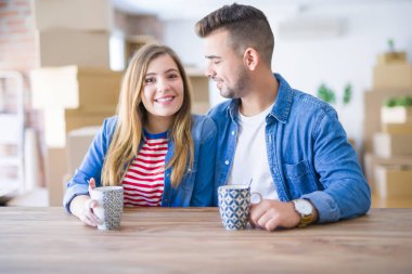 Genç çift, yeni bir eve taşınmak için çok mutlu bir fincan kahve içen bir mola alıyor