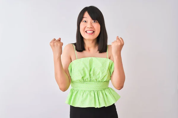 Giovane Bella Donna Cinese Indossa Shirt Verde Sfondo Bianco Isolato — Foto Stock