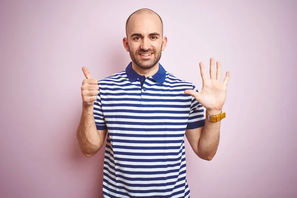 Junger Glatzköpfiger Mann Mit Bart Trägt Lässig Gestreiftes Blaues Shirt — Stockfoto