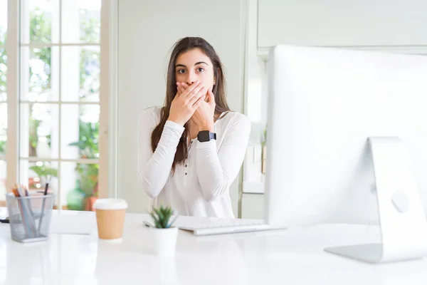 Belle Jeune Femme Travaillant Aide Ordinateur Choqué Couvrant Bouche Avec — Photo