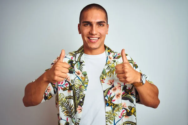 Mladý Pohledný Muž Prázdninách Nosí Havajskou Košili Bílém Pozadí Rukou — Stock fotografie