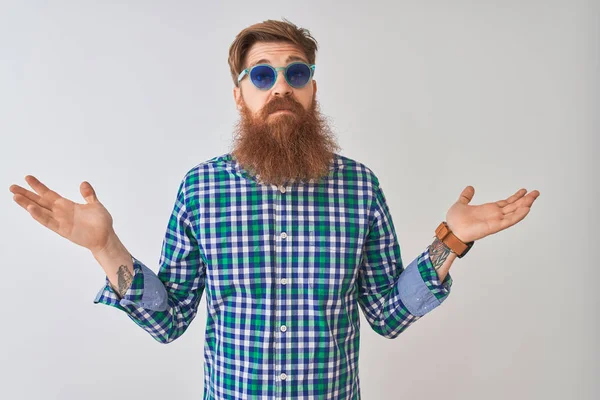 Jovem Irlandês Ruivo Vestindo Camisa Casual Óculos Sol Sobre Fundo — Fotografia de Stock