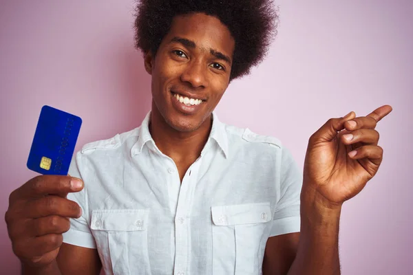 Hombre Cliente Afroamericano Sosteniendo Tarjeta Crédito Pie Sobre Fondo Rosa —  Fotos de Stock