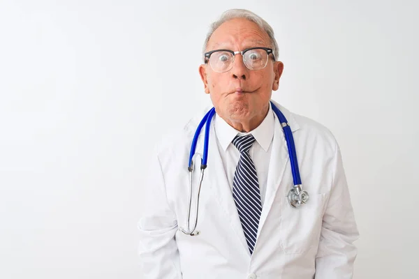 Senior Grey Haired Doctor Man Bär Stetoskop Stående Över Isolerad — Stockfoto