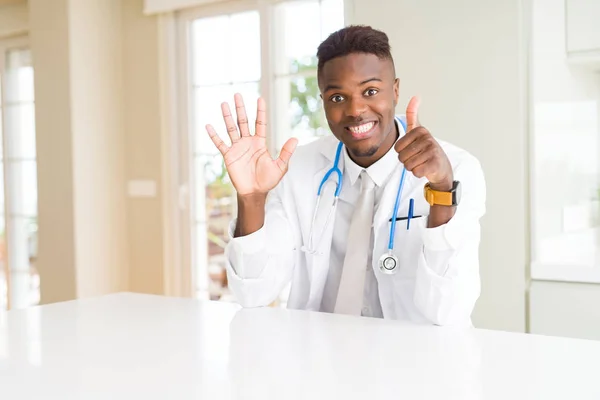 Afrika Kökenli Amerikalı Doktor Adam Kliniğinde Gösterilen Parmakları Ile Işaret — Stok fotoğraf