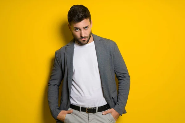 Jovem Bonito Homem Possuindo Modelagem Sobre Amarelo Isolado Fundo — Fotografia de Stock