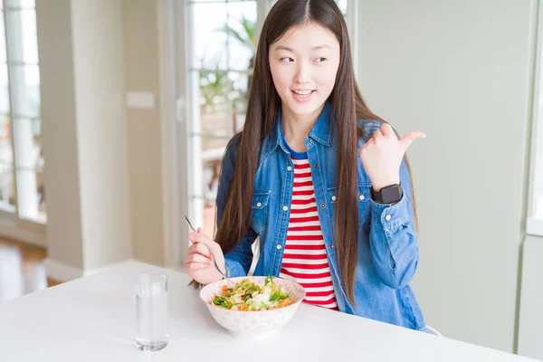 Hermosa Mujer Asiática Comiendo Ensalada Pasta Saludable Señalando Mostrando Con —  Fotos de Stock