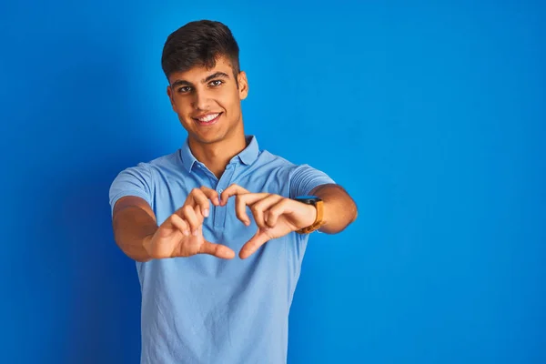 Hombre Indio Joven Con Polo Casual Pie Sobre Fondo Azul —  Fotos de Stock