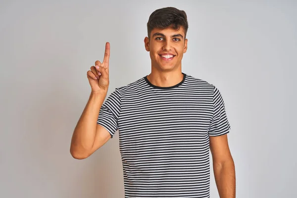 Jonge Indiase Man Dragen Navy Gestreept Shirt Staande Geïsoleerde Witte — Stockfoto