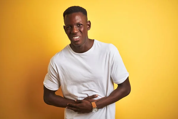 Ung Afrikansk Amerikansk Man Bär Vit Shirt Stående Över Isolerad — Stockfoto