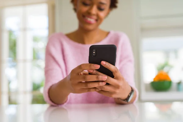 Close up of african american woman using smartphone and smiling — Stock Photo, Image