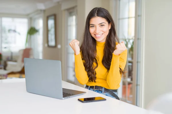 Молодая Женщина Используя Ноутбук Празднует Удивлен Поражен Успехом Поднятыми Руками — стоковое фото