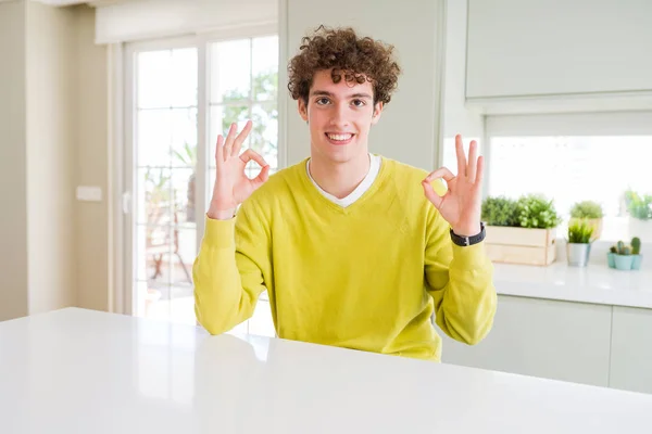 Jonge Knappe Man Draagt Gele Trui Thuis Ontspannen Glimlachen Met — Stockfoto