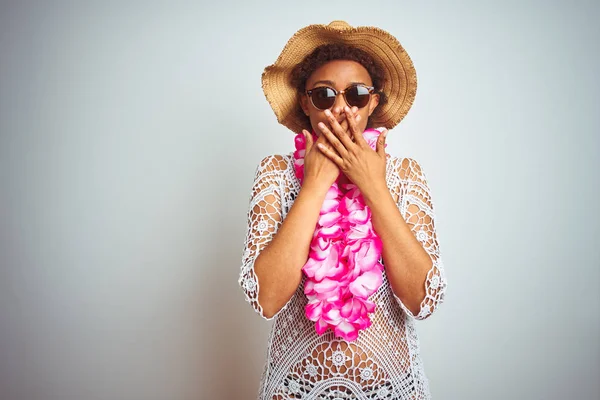 Jovem Afro Americana Com Cabelo Afro Vestindo Flor Havaiana Lei — Fotografia de Stock