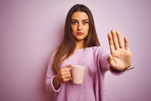 Ung Vacker Kvinna Dricker Kopp Kaffe Stående Över Isolerad Rosa — Stockfoto
