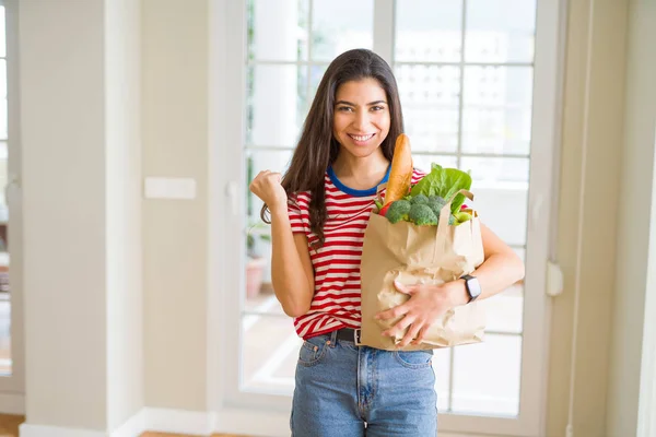 Junge Frau Hält Papiertüte Voller Lebensmittel Und Schreit Stolz Und — Stockfoto