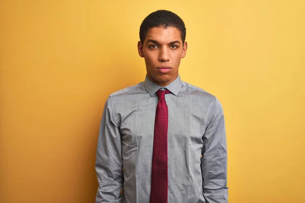 Jovem Empresário Árabe Bonito Vestindo Camisa Gravata Sobre Fundo Amarelo — Fotografia de Stock
