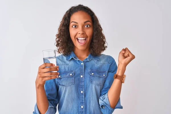 Молода Бразильська Жінка Тримає Склянку Води Стоячи Над Ізольованим Білим — стокове фото