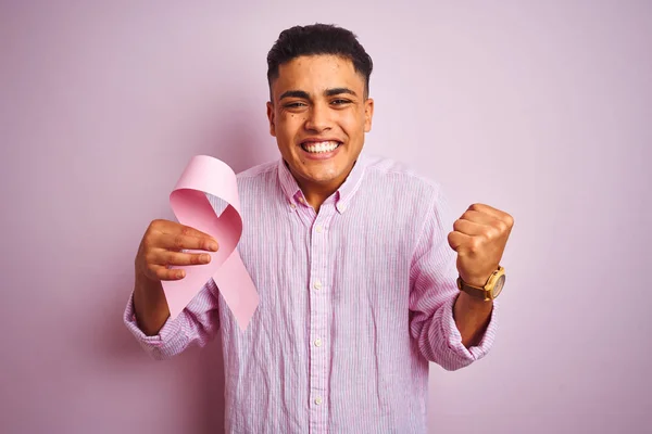 Joven Brasileño Sosteniendo Cinta Cáncer Pie Sobre Fondo Rosa Aislado — Foto de Stock