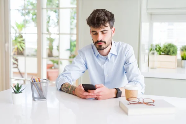 Junge Geschäftsmann Mit Smartphone Sendet Eine Nachricht Mit Einem Selbstbewussten — Stockfoto