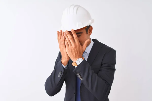 Giovane Bell Architetto Uomo Indossa Vestito Casco Sfondo Bianco Isolato — Foto Stock