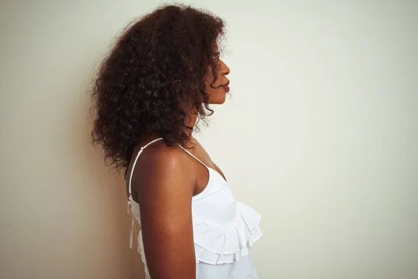 Mujer Afroamericana Joven Usando Camiseta Pie Sobre Fondo Blanco Aislado — Foto de Stock