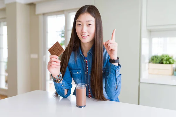 Hermosa Mujer Asiática Bebiendo Batido Chocolate Sosteniendo Barra Chocolate Sorprendida —  Fotos de Stock