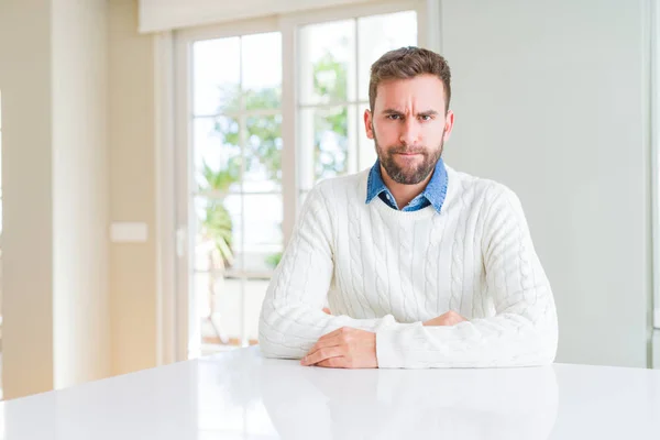 Stilig Man Bär Casual Tröja Skeptiker Och Nervös Rynkning Upprörd — Stockfoto