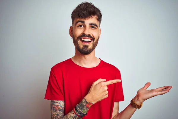 Ung Man Med Tatuering Klädd Röd Shirt Stående Över Isolerad — Stockfoto