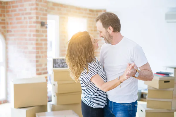 Orta yaş Senior çift yeni bir eve hareket, dans ve SMIL