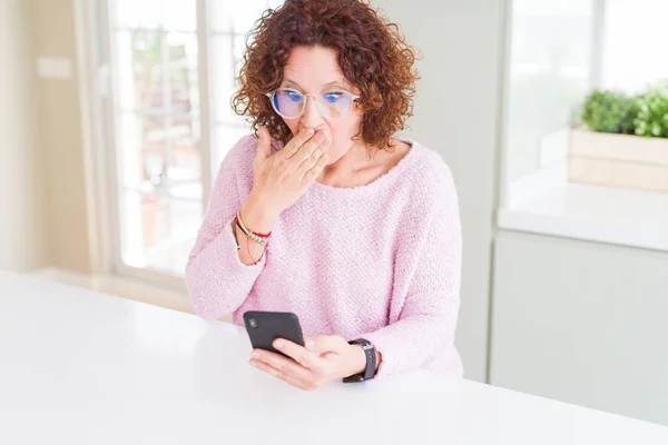 Mulher Sênior Usando Óculos Usando Boca Capa Smartphone Com Mão — Fotografia de Stock