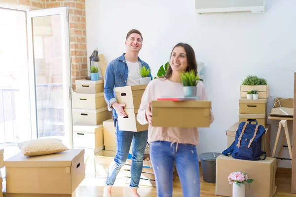 Hermosa Pareja Joven Que Muda Una Nueva Casa Pie Nuevo — Foto de Stock