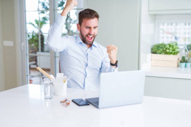 İş adamı yemek götürün Asya erişte yemek çalışma kullanırken bilgisayar dizüstü ve gülümseyen