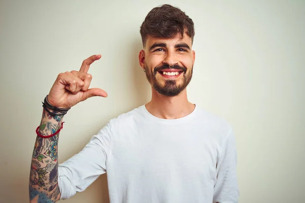 Jovem Com Tatuagem Vestindo Camiseta Sobre Fundo Branco Isolado Sorrindo — Fotografia de Stock
