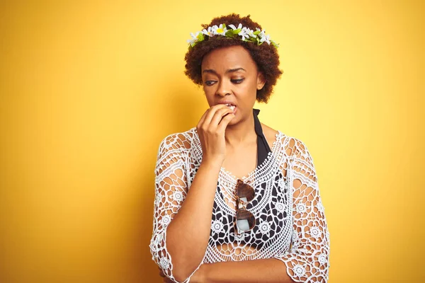 Νεαρή Αφρικανική Αμερικανίδα Γυναίκα Άφρο Μαλλιά Φορώντας Λουλούδια Στέμμα Πάνω — Φωτογραφία Αρχείου