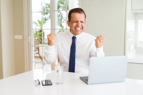 Człowiek Średnim Wieku Pracy Komputerem Laptop Bardzo Szczęśliwy Podekscytowany Robi — Zdjęcie stockowe