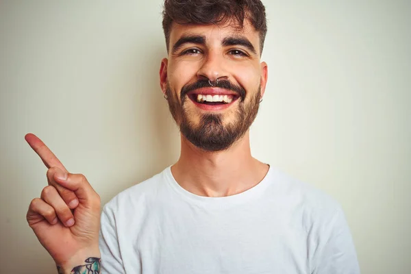 Dövme Giyen Genç Adam Yüzünde Büyük Bir Gülümseme Ile Izole — Stok fotoğraf