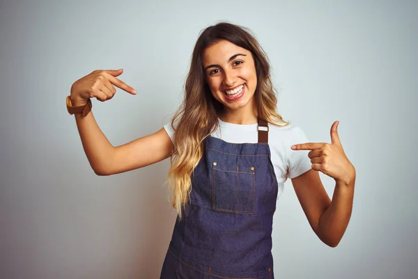 Junge Schöne Frau Trägt Schürze Über Grauem Isoliertem Hintergrund Und — Stockfoto