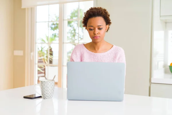 Junge Afrikanisch Amerikanische Frau Die Mit Einem Computer Laptop Und — Stockfoto