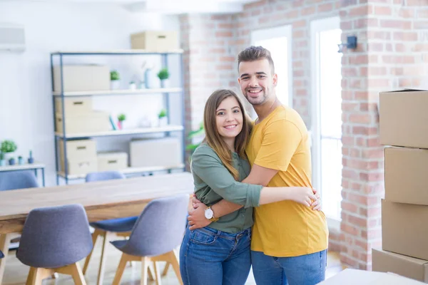 Junges Schönes Verliebtes Paar Pappkartons Die Ein Neues Zuhause Ziehen — Stockfoto