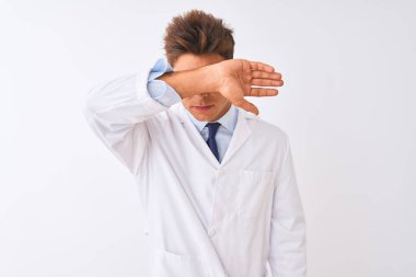 Genç yakışıklı sciencist adam gözlük ve ceket üzerinde izole beyaz arka plan kol ile gözleri kaplayan, ciddi ve üzgün görünümlü giyiyor. Görme, gizleme ve reddetme kavramı