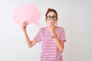 Gizli beyaz arka plan kapağı ağız üzerinde bulut konuşma balonu tutarak gözlük takan Redhead kadın hata için utanç ile şok, korku ifadesi, sessizlik korkuyor, sır kavramı