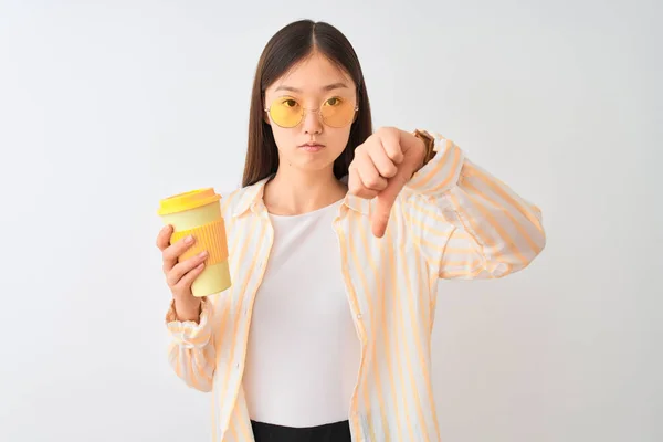 Fiatal Kínai Visel Szemüveget Iszik Kávé Alatt Elszigetelt Fehér Háttér — Stock Fotó