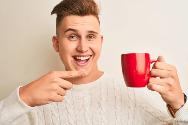 Junger Gutaussehender Mann Trinkt Rote Tasse Kaffee Steht Vor Isoliertem — Stockfoto