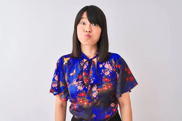 Mladá Krásná Čínská Žena Nosí Létě Květinové Tričko Přes Izolované — Stock fotografie