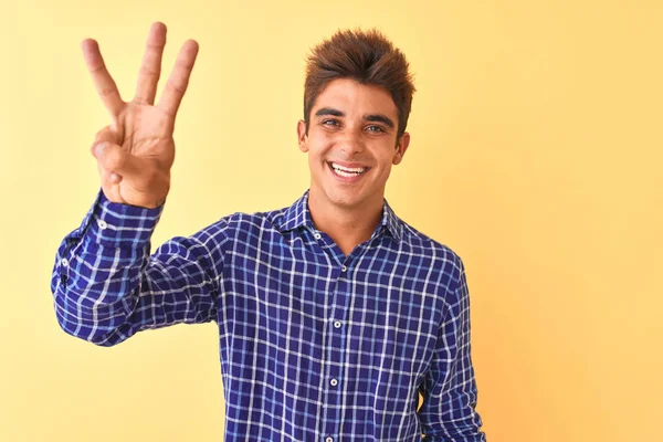 Joven Hombre Guapo Con Camisa Casual Pie Sobre Fondo Amarillo —  Fotos de Stock